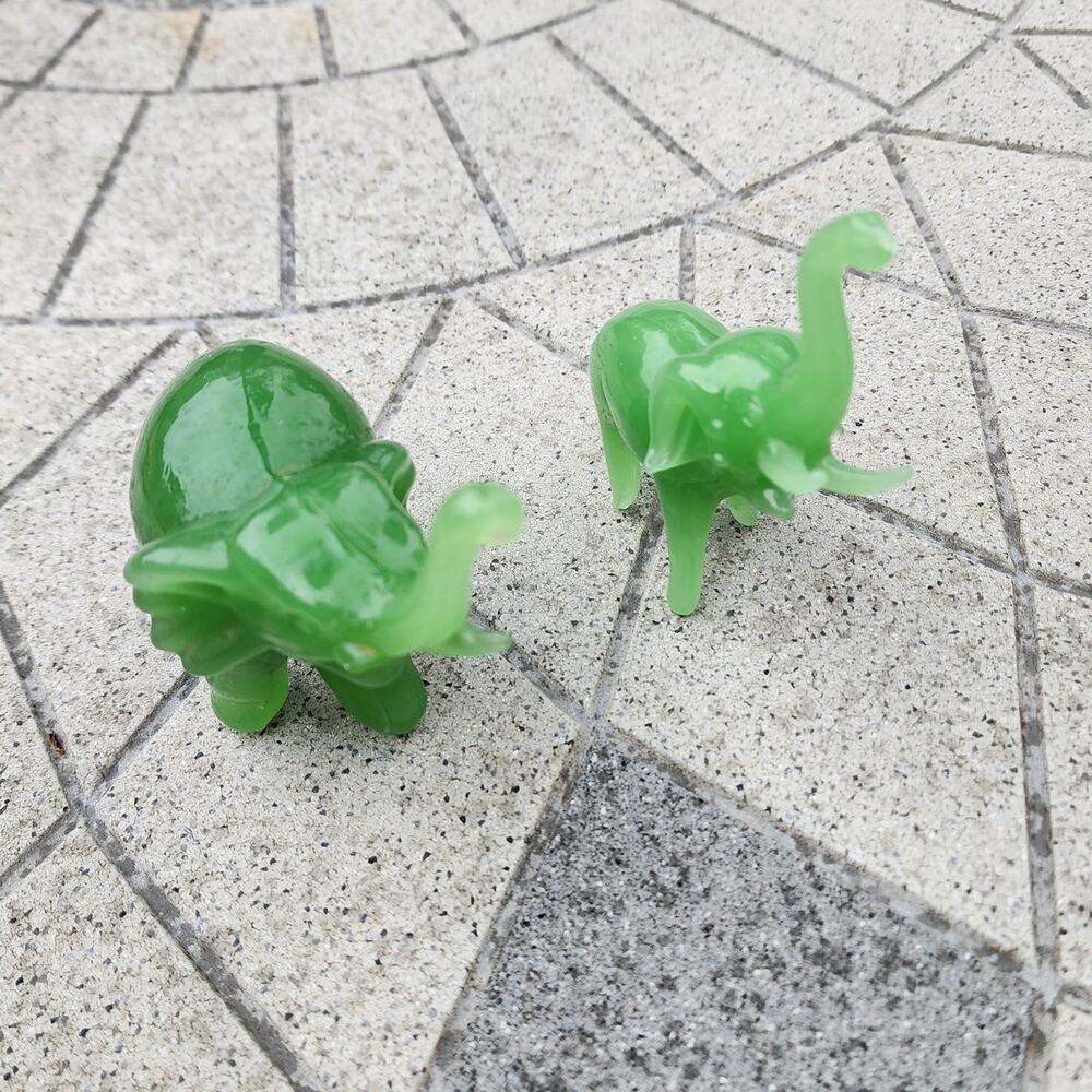 Vintage Green Polished Glass Elephant & Bear Figurine Bundle Lot - Picture 5 of 11